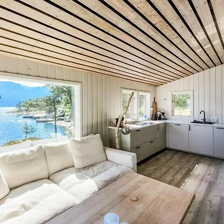 Stunning In Torvikbygd With Kitchen * Tyrvikbygd