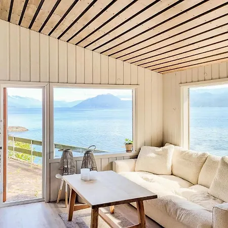Stunning In Torvikbygd With Kitchen Holiday home