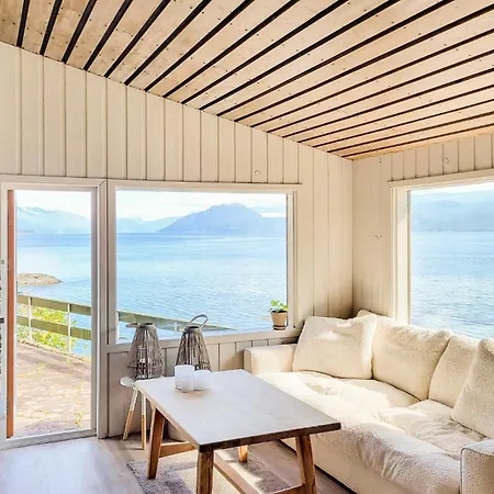 Stunning In Torvikbygd With Kitchen * Tyrvikbygd
